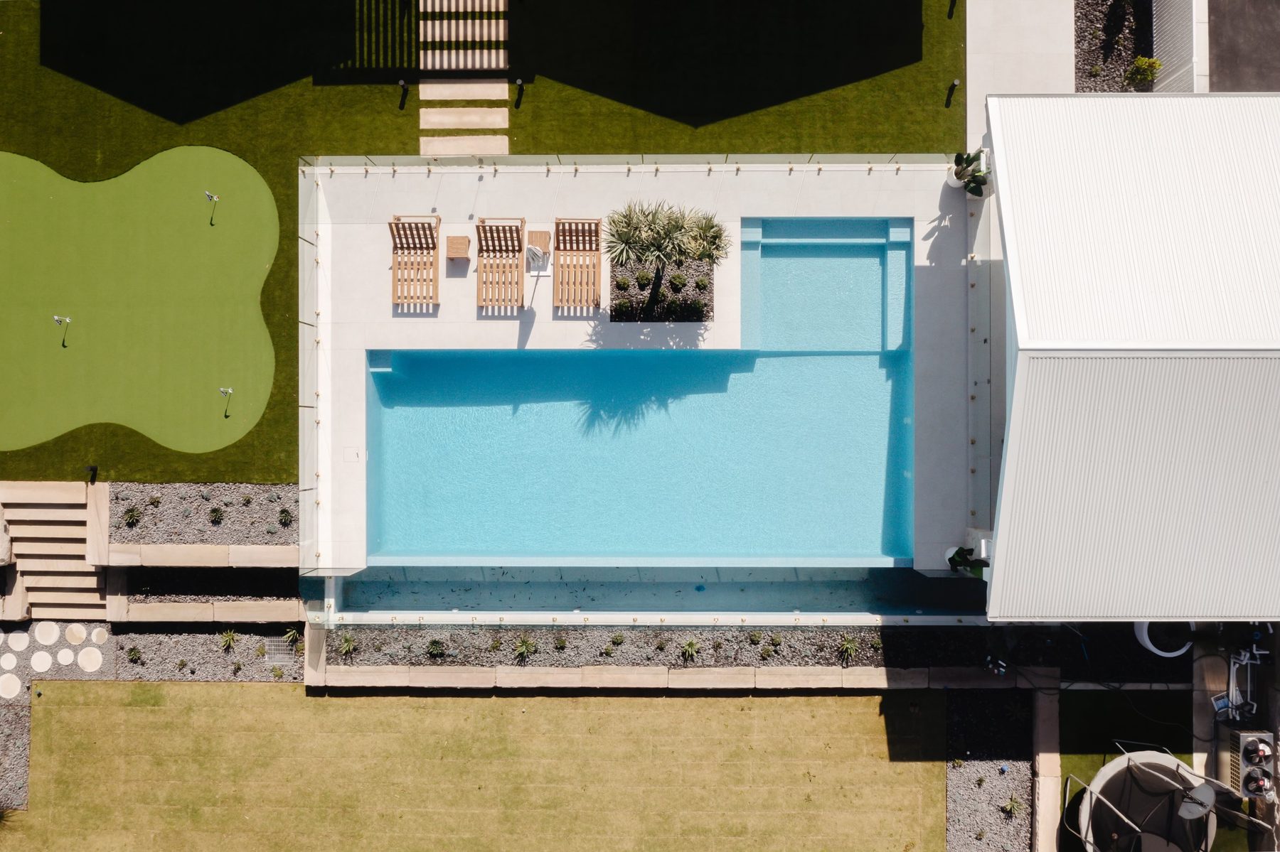 Pool and putting green at Annangrove